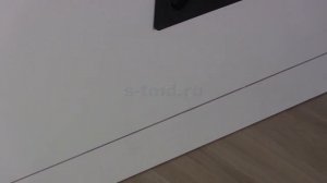 Стеклянная межкомнатная перегородка с дверью в интерьере. Зонирование гостиной и спальни.