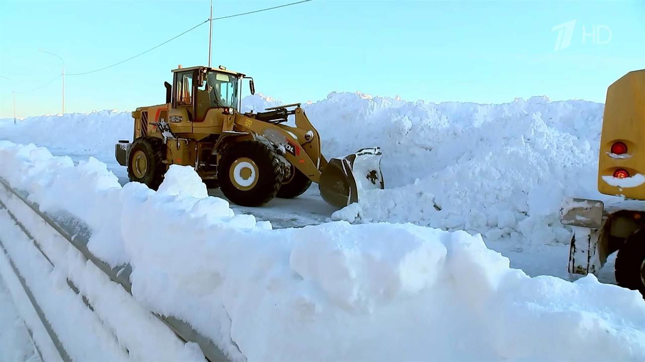 Последствия сильнейшего снегопада ликвидируют в Приволжском округе