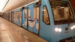 Метро вагон русич 81/740.4 голубого цвета! / прибывает и отправляется со станции "парк победы"