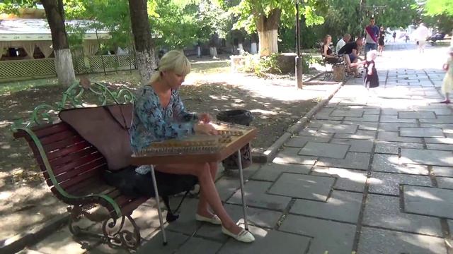Девушка играет на цимбалах