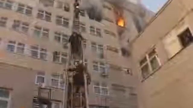 При пожаре люди прыгают с окон смотреть онлайн