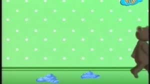 Бурый медвежонок одевается