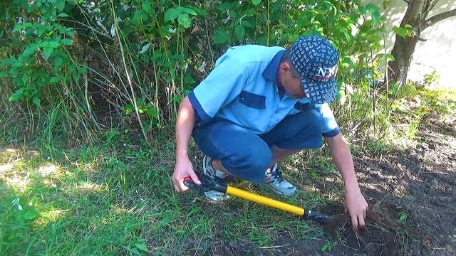 Начал копать землю на даче смотреть онлайн