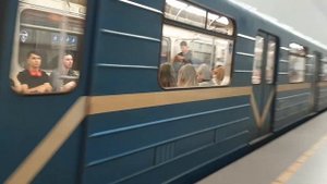 Первый день в Питере! Поезд метро "Номерной" на станции Фрунзенская