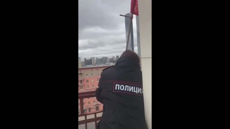 В Москве полицейские сняли стяг Спаса Нерукотворного с балкона