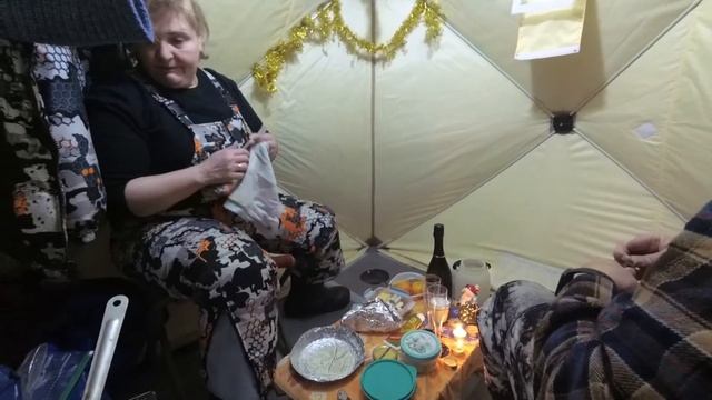 Ловля корюшки в Новогоднюю ночь. Встречаем НГ на рыбалке.. Губа Кислая. оз. Имандра. смотреть онлайн