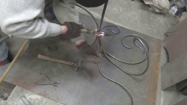 Холодная ковка кованая подставка для цветов своими руками патина