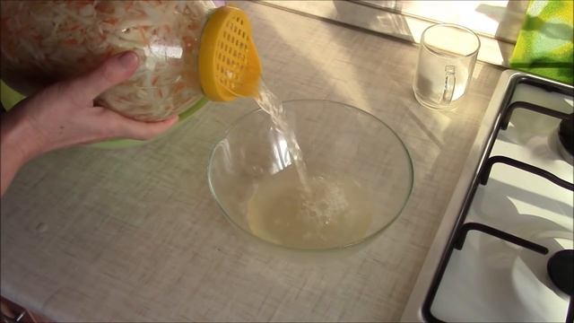 Не ожидала такой вкусной капусты. Потрясающе вкусна, хрустящая, квашеная капуста в рассоле.