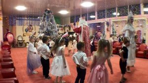Хоровод «К нам пришел Дед Мороз» (Л.Быкадорова) Группа №12 "Цветики-семицветики"