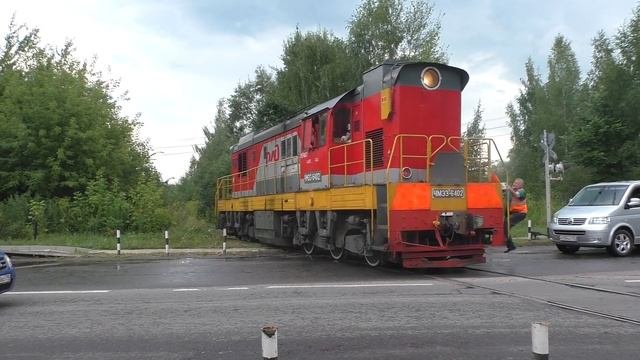 Маневровый тепловоз ЧМЭ3Т-6402 следует по подъездному пути к Дмитровскому стекольному заводу