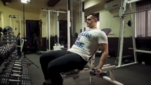 Подъем гантелей на бицепс сидя на лавке под 45 градусов | Агентство видеомаркетинга SENSE