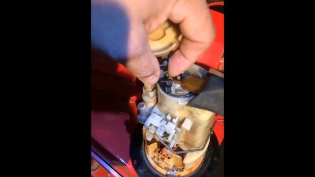 2000 - 2005 Toyota RAV4 fuel strainer / filter removal and replacement ALSO fuel pump removal смотреть онлайн