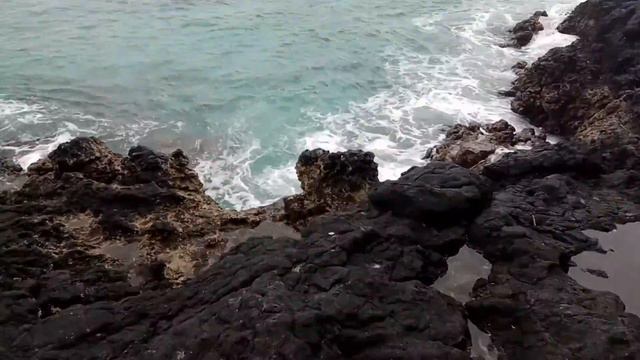 Падангбай. Вулканическая морская пещера. Бали. Индонезия.