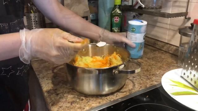 Палео оладьи: 3 кабачка, 2 моркови, 2 яйца.