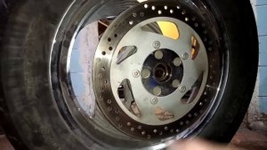 Замена подшипника на переднем колесе. Suzuki Intruder 1500 LC.