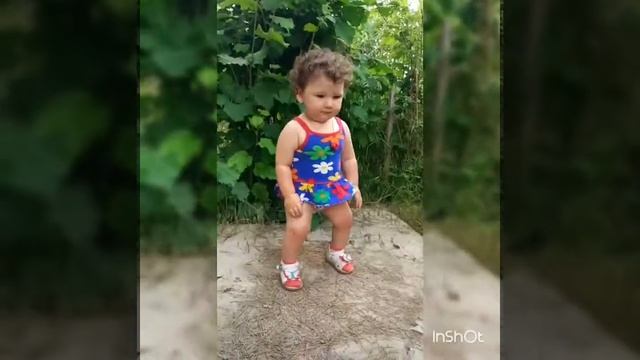 Девочка 1 год танцует под песню группы Грибы "Тает лёд" смотреть онлайн