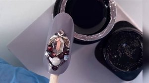 Прикрепить фигурные стразы на ноготь. Как приклеить большие стразы надежно