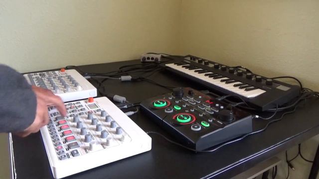 Boss RC202 Loop Station - Yamaha Reface CP - Elektron Model:Samples - US E9 Squier Strat смотреть онлайн