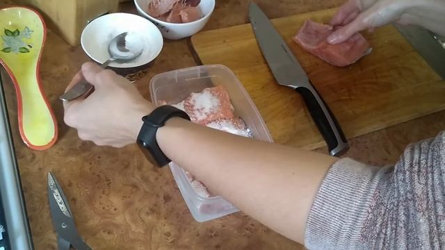 Как я солю красную рыбу (форель) + рецепт любимого салата с форелью (кета, семга) смотреть онлайн