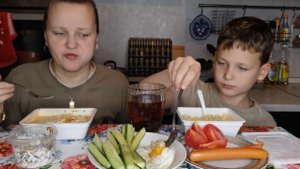Мукбанг Запарили лапшу, Сосиски с сыром, овощами /Отвечаем на вопросы/Ничего не понятно ?