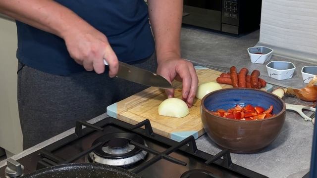 Тушеная картошечка с курицей и охотничьими колбасками. Получается как на костре!