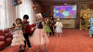 Танец барышень с гусарами "Аты-баты шли солдаты..." Группа №11 "Почемучки"