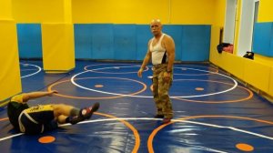 Вход в атаку с ударом коленом. В Н Крючков