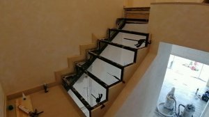 Лестница на металлокаркасе, обшивка металлокаркаса, лестница на косоурах.