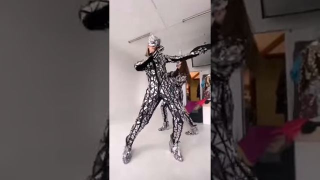 Зеркальный комбинезон смотреть онлайн