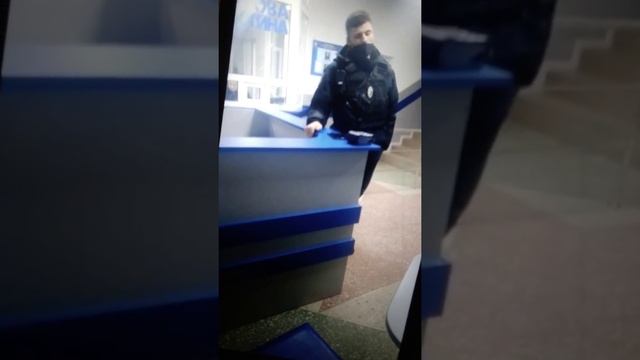 Простий патрульний дуже багато собі позволяє. А роботою не займається смотреть онлайн