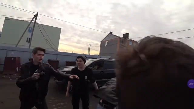 Видео из telegram Макса Ващенко. Разбили машину быдла на глазах владельца. Наказали быдла. смотреть онлайн