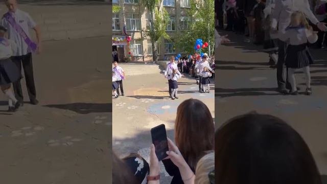 Танец выпускников и первоклассников