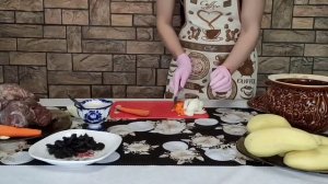 жаркое из говядины с черносливом в горшочках