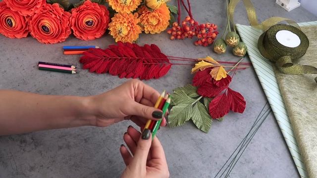 Букет на День Учителя из гофрированной бумаги и конфет.