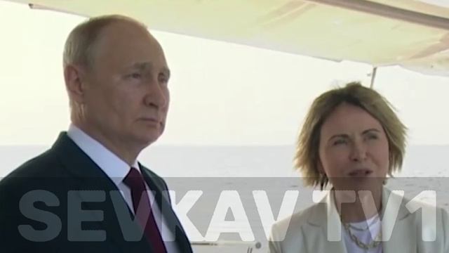 ПУТИН В.В. принял участие в церемонии подъёма флагов в акватории Финского залива.