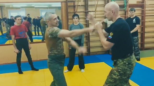 Ближний бой. Наработка состояния "потока". Работа с предметами. Денис Ряузов/Боевые искусства смотреть онлайн