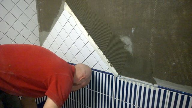 Облицовка стен плиткой по диагонали Часть 1 смотреть онлайн