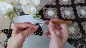 Топ из квадратных мотивов. Часть 2. Треугольные мотивы крючком.