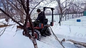 КМЗ-012  Перетягиваем тюки с сеном по снегу.