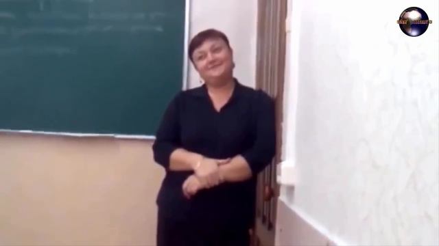 Учительница жжет! Огромная радость преподавателя по поводу захода ученика в класс!