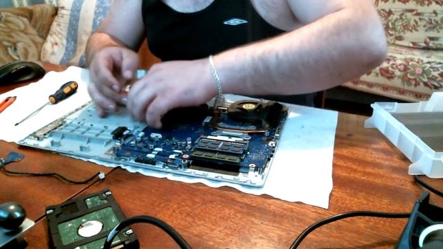 Замена клавиатуры ноутбука Samsung RV 520, 515, 513, 511 Часть вторая смотреть онлайн