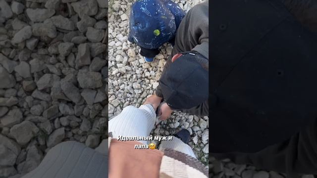 Сын так внимательно смотрит,как папа чистит кроссовки маме! Не нужно учить детей,достаточно примера смотреть онлайн