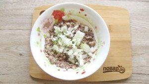 Салат с рыбными консервами и кукурузой