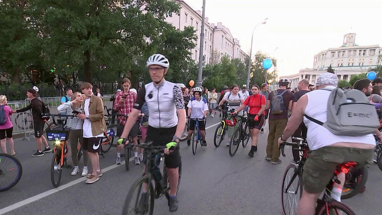 Более 30 тысяч человек прокатились на велосипедах по ночной Москве