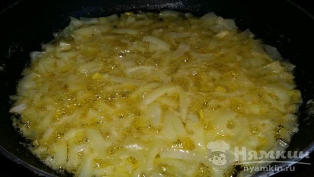 Вареный картофель в томатном соусе с чесноком