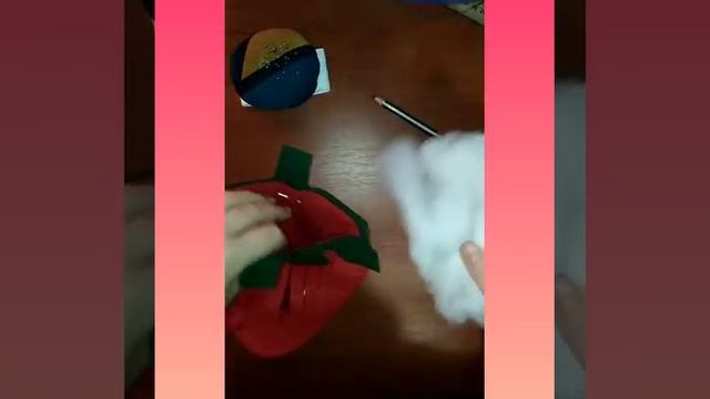 Игрушка из фетра клубника