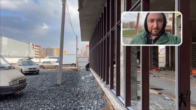 Фасадное остекление первого этажа здания 30 метров по фасаду