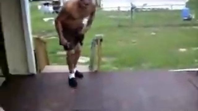 Неудачная попытка стать на голову в пьяном состоянии смотреть онлайн