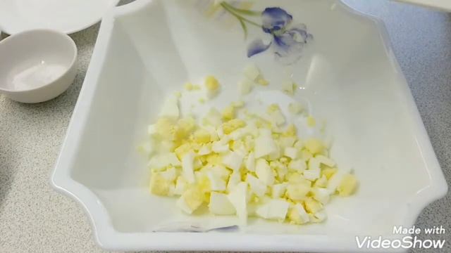 Салат со шпротами, фасолью и сыром