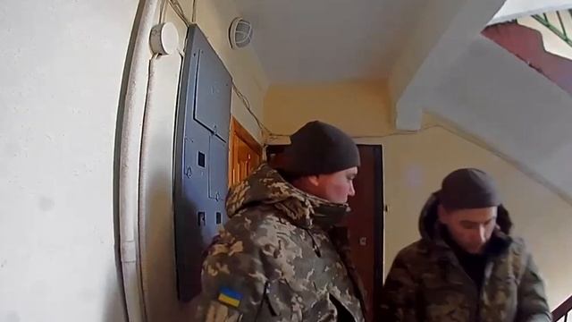 Украинские военкоматы доставляют уведомления о призыве на дом